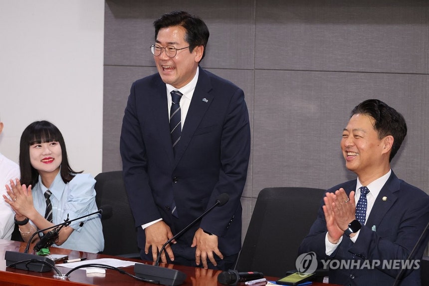 청년 당원들에게 인사하는 박찬대 의원
(서울=연합뉴스) 김주성 기자 = 더불어민주당 당대표 후보인 박찬대 의원이 11일 서울 여의도 국회 의원회관에서 열린 서울·경기·인천의 청년 당원들과의 간담회에서 인사하고 있다.
