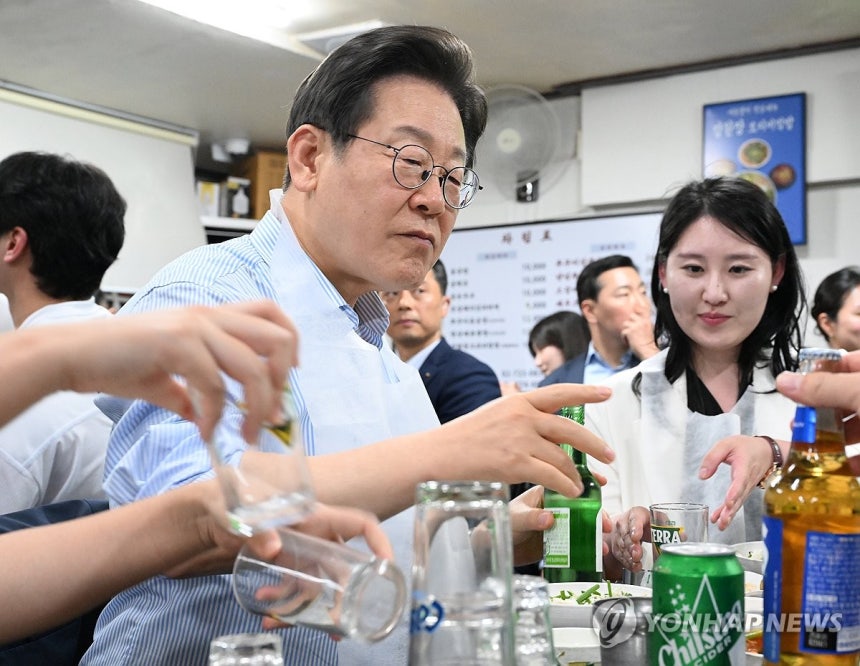 '대통령과 외식합니다'
(서울=연합뉴스) 홍해인 기자 = 이재명 대통령이 11일 서울 광화문 인근 한식당에서 시민들과 식사하고 있다. '민생회복 소비쿠폰' 지급을 앞두고 내수 경기 활성화를 위해 진행한 행사로 '대통