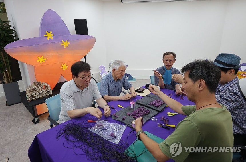 '10.29 이태원 참사, 함께 만드는 1000일'
(서울=연합뉴스) 류영석 기자 = 12일 이태원 참사 기억소통공간인 서울 종로구 별들의집에서 유가족 등 참가자들이 오는 24일 참사 발생 1천일을 맞이하며 추모 목