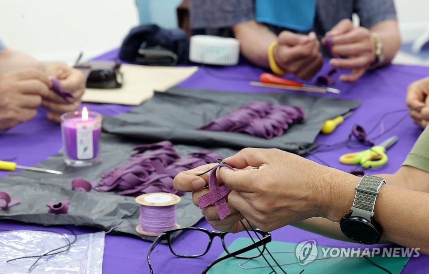이태원 참사 유가족, '천 개의 목걸이 함께 만들어요'
(서울=연합뉴스) 류영석 기자 = 12일 이태원 참사 기억소통공간인 서울 종로구 별들의집에서 유가족 등 참가자들이 오는 24일 참사 발생 1천일을 맞이하며 추모