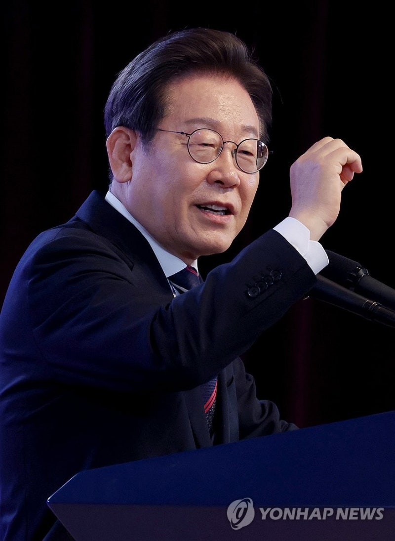 <b>이재명 대통령</b> '<b>공직자</b>의 길' <b>특강</b>
