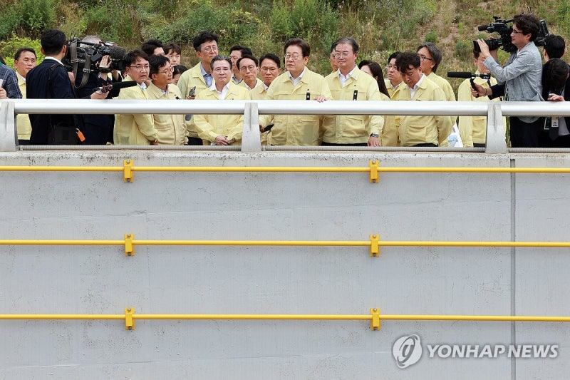 이재명 대통령, <b>오송 참사</b> 2주기 <b>현장 점검</b>