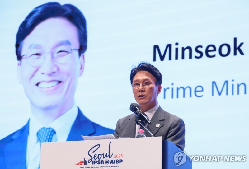 金<b>총리</b> "DJ의 길이 李대통령의 길…국민이 주인인 나라 완수"