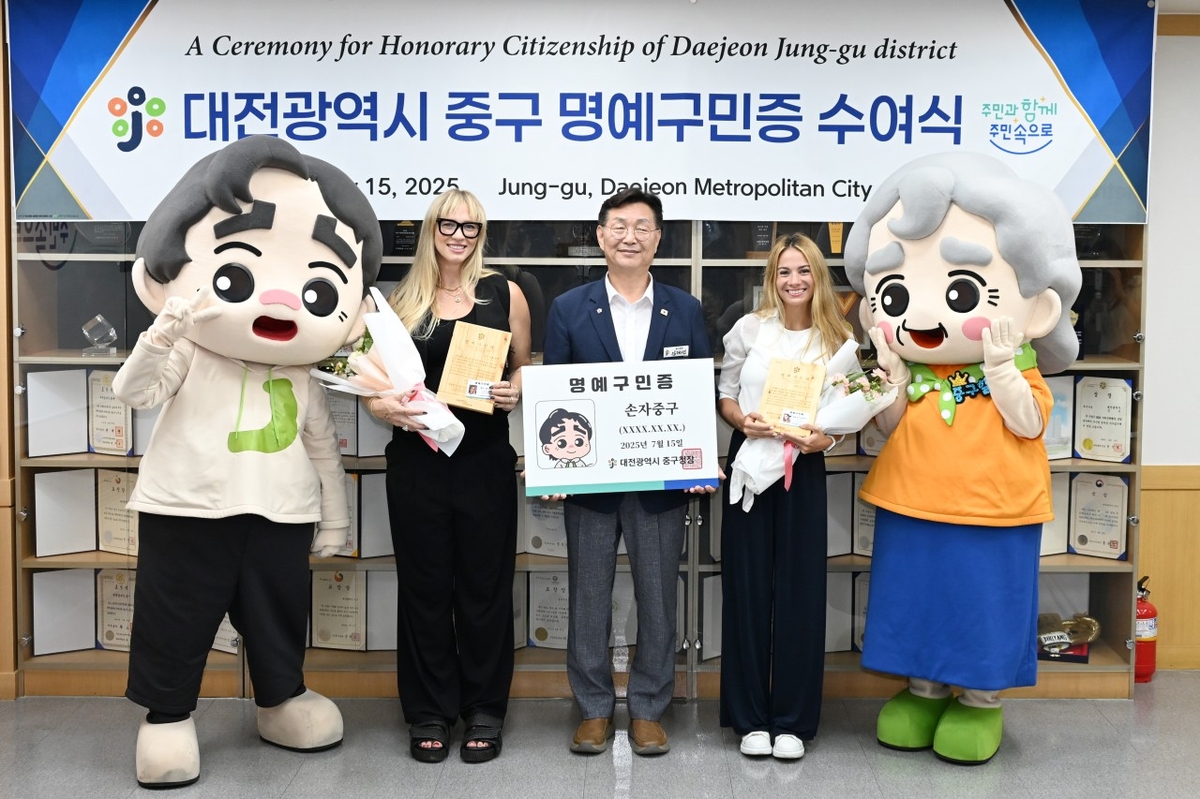 한화이글스 외국인 투수 <b>와이스</b>·<b>폰세</b>, 대전 중구 <b>명예구민</b> 됐다