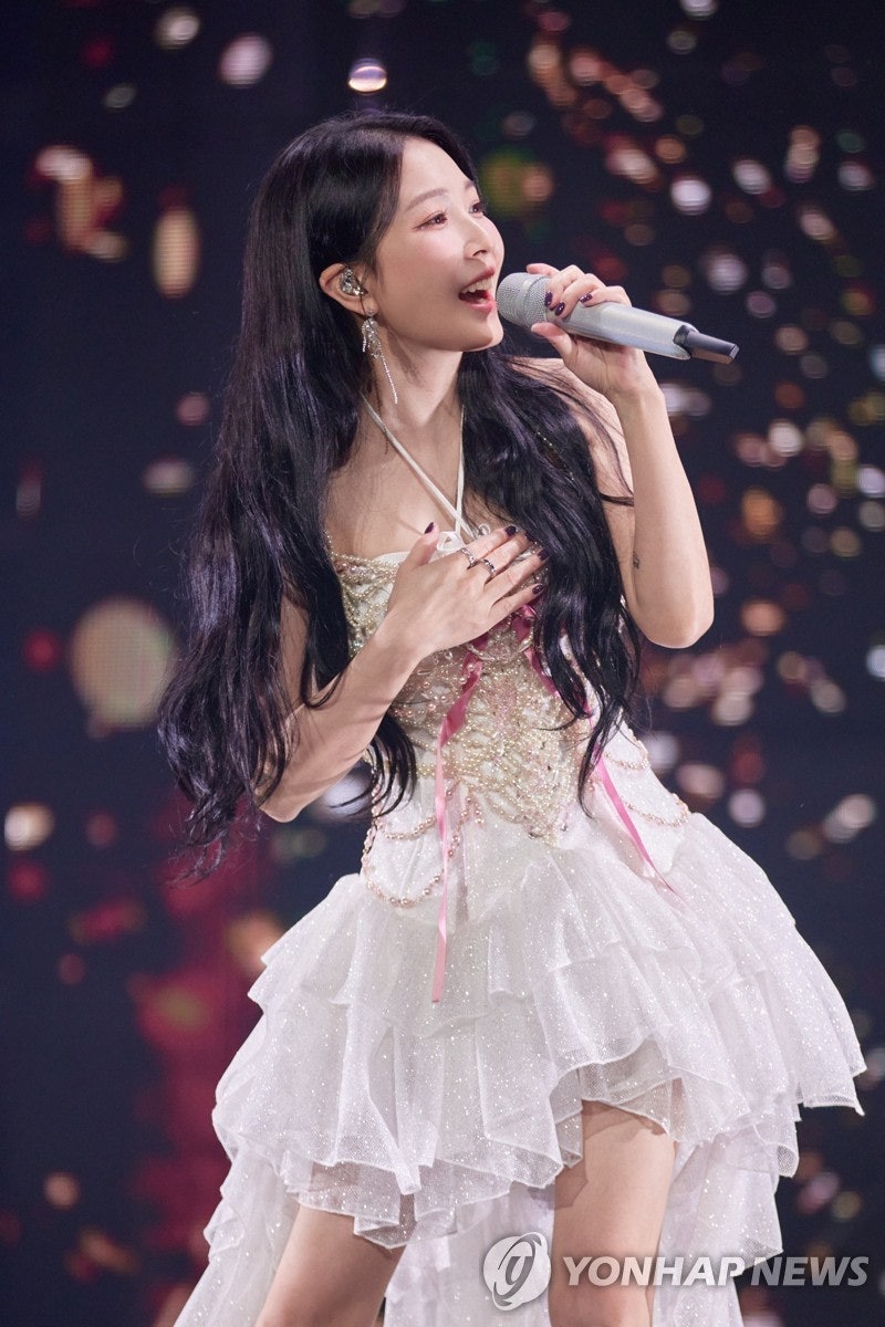 <b>보아</b>, 25주년 콘서트 취소…"무릎 <b>골괴사</b> 진단, 수술 결정"