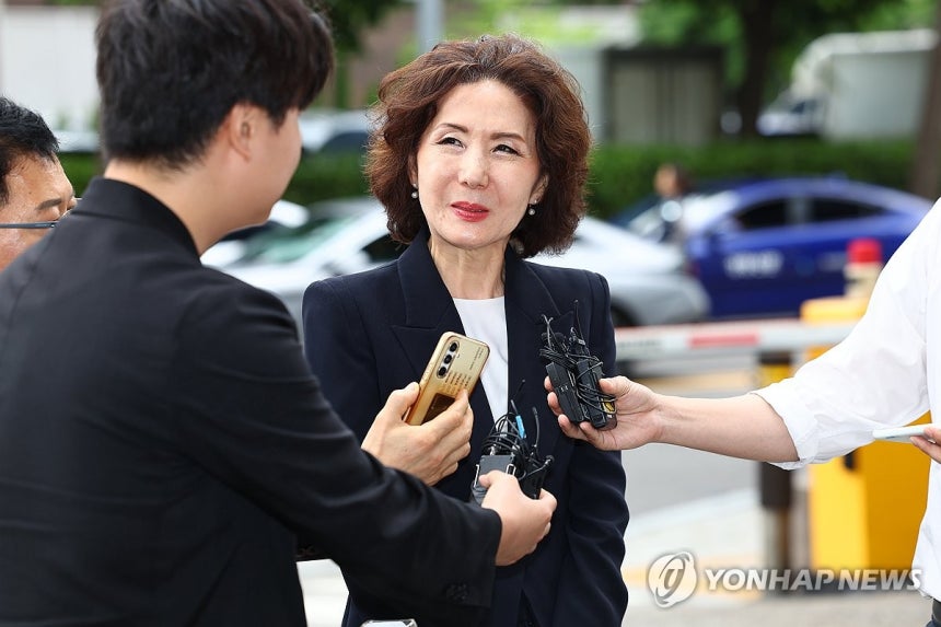 취재진 질문 듣는 이진숙 교육부 장관 후보자 (서울=연합뉴스) 서대연 기자 = 이진숙 사회부총리 겸 교육부 장관 후보자가 30일 오전 서울 여의도 한국교육시설안전원에 마련된 인사청문회 준비 사무실로 출근하며 취재진의