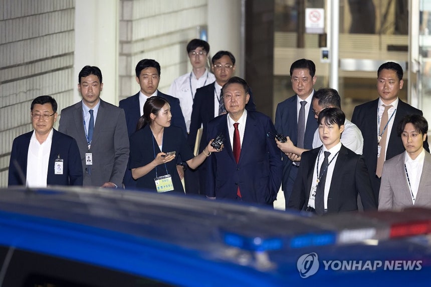 호송차량 향하는 윤석열 전 대통령 (서울=연합뉴스) 12.3 비상계엄 사태 관련 내란 혐의를 받는 윤석열 전 대통령이 9일 서울 서초구 서울중앙지방법원에서 구속 전 피의자 심문(영장실질심사)을 마치고 대기 장소인 서