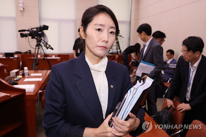 오전 청문회 마친 강선우 후보자 (서울=연합뉴스) 김주성 기자 = 강선우 여성가족부 장관 후보자가 14일 국회 여성가족위원회에서 열린 인사청문회가 오전 질의를 마치고 정회되자 청문회장을 나가고 있다. 2025.7.1
