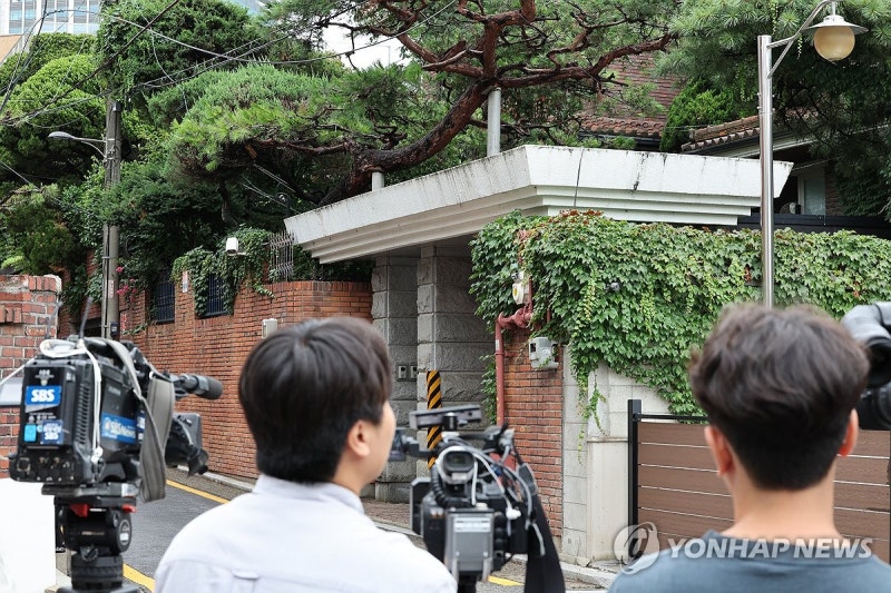 김건희특검, <b>건진법사</b>·변호인 압수수색…선물·<b>청탁의혹</b> 수사(종합)