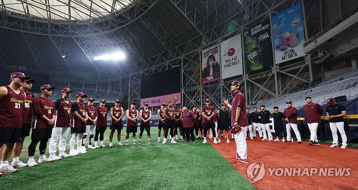 인사말 하는 설종진 <b>키움 감독대행</b>