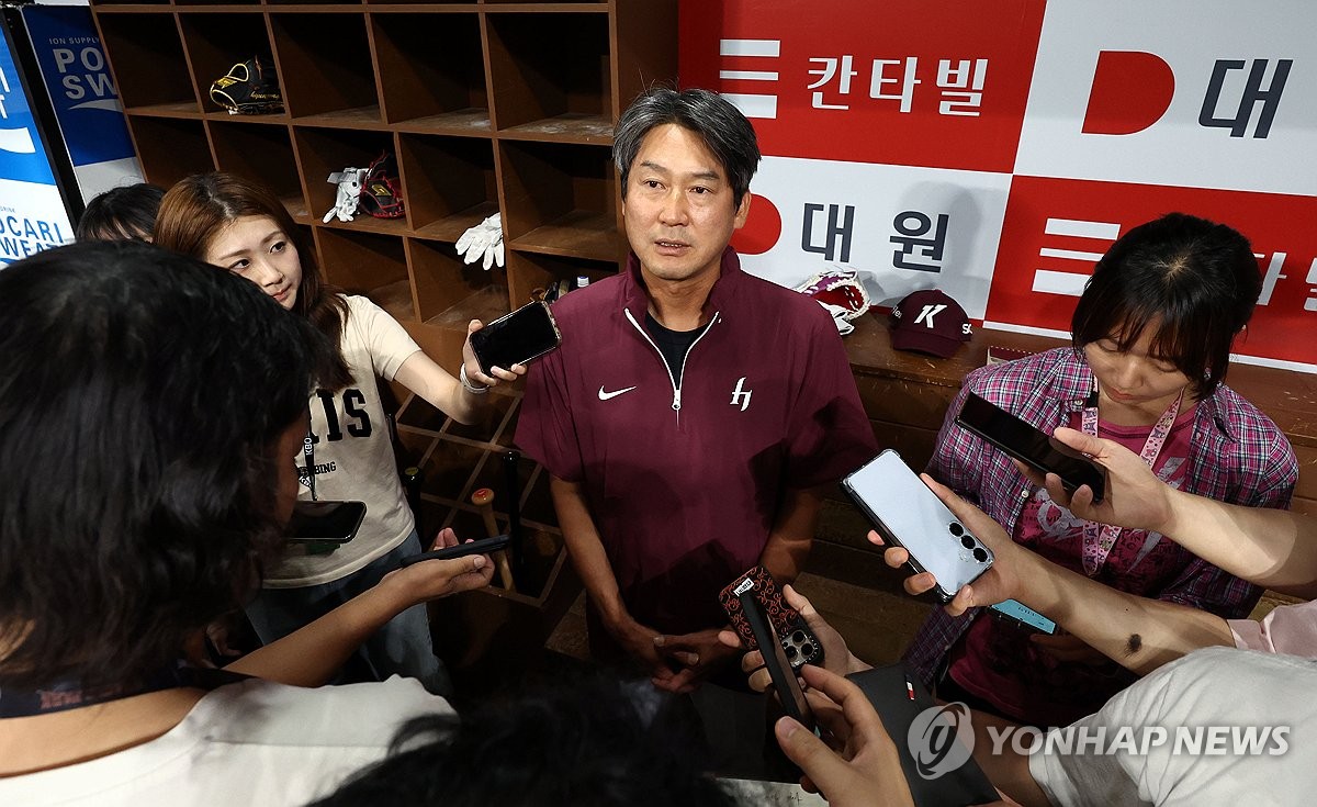 인터뷰하는 <b>설종진</b> 키움 <b>감독대행</b>