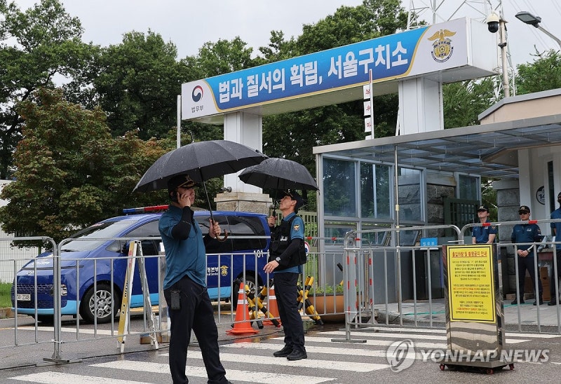 <b>서울구치소</b> 나서는 법무부 <b>호송차량</b>