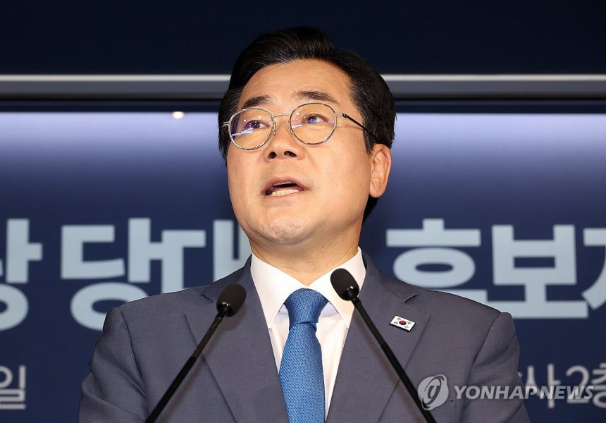 후보 등록 후 기자회견하는 박찬대 의원 (서울=연합뉴스) 박동주 기자 = 더불어민주당 대표 선거에 출마한 박찬대 의원이 10일 서울 여의도 중앙당사에서 후보 등록을 한 뒤 기자회견을 하고 있다. 2025.7.10 p