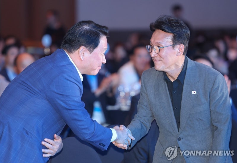 악수하는 <b>김민석 총리</b>-최태원 <b>대한</b>상의 회장
