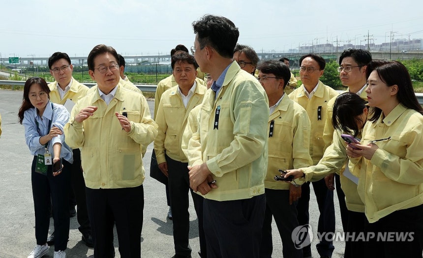 이재명 대통령, 오송 참사 2주기 현장 점검
(청주=연합뉴스) 홍해인 기자 = 이재명 대통령이 오송 참사 2주기를 앞두고 14일 충북 청주시 오송읍 궁평2지하차도를 방문해 미호강 신규 제방 현황을 점검하고 있다.