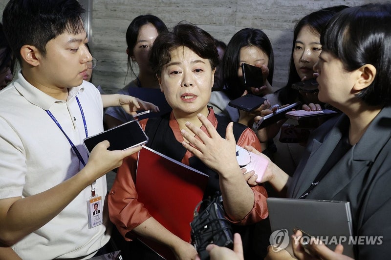 <b>윤희숙</b> 혁신위원장, <b>인적쇄신</b> 거듭 <b>요구</b>