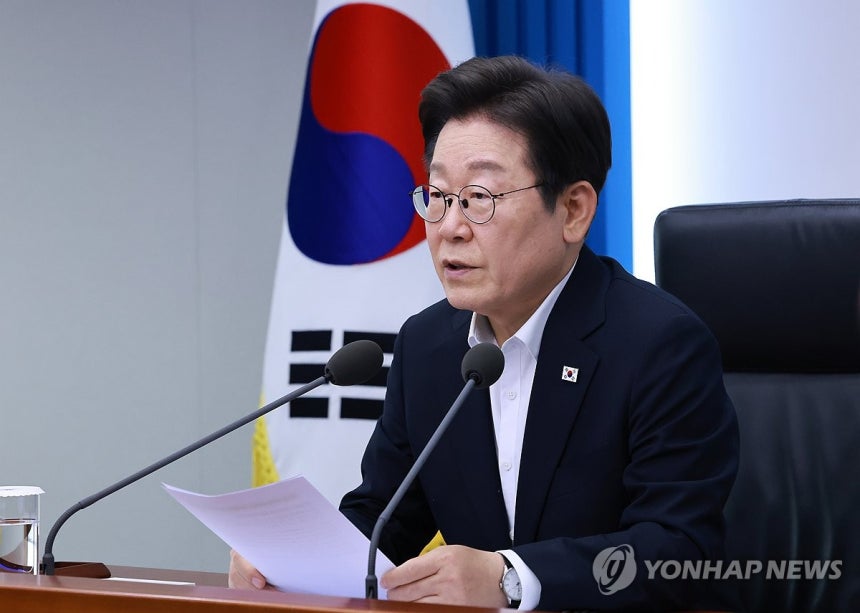 이재명 대통령, 4차 수석·보좌관 회의 발언 (서울=연합뉴스) 홍해인 기자 = 이재명 대통령이 17일 서울 용산 대통령실 청사에서 열린 4차  수석·보좌관 회의에서 발언하고 있다. 2025.7.17 hihong@yn