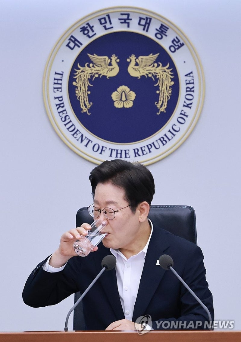 <b>수석</b>·<b>보좌관 회의</b> 발언 마친 <b>이재명 대통령</b>