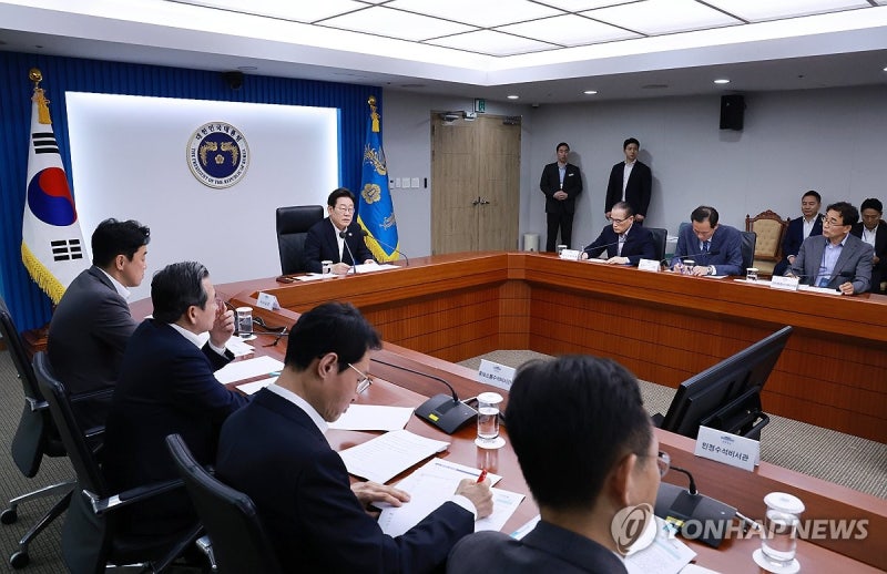 <b>이재명 대통령</b>, 4차 <b>수석</b>·<b>보좌관 회의</b> 주재