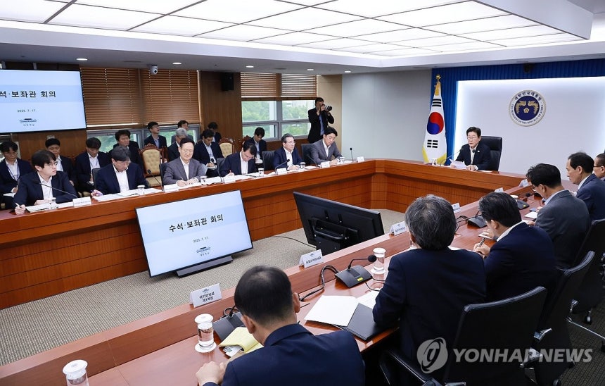 이재명 대통령, 4차 수석·보좌관 회의 주재 (서울=연합뉴스) 홍해인 기자 = 이재명 대통령이 17일 서울 용산 대통령실 청사에서 열린 4차  수석·보좌관 회의를 주재하고 있다. 2025.7.17 hihong@yna