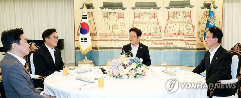 이재명 대통령, 우원식 의장과 제헌절 맞아 만찬에서 개헌 논의 주목