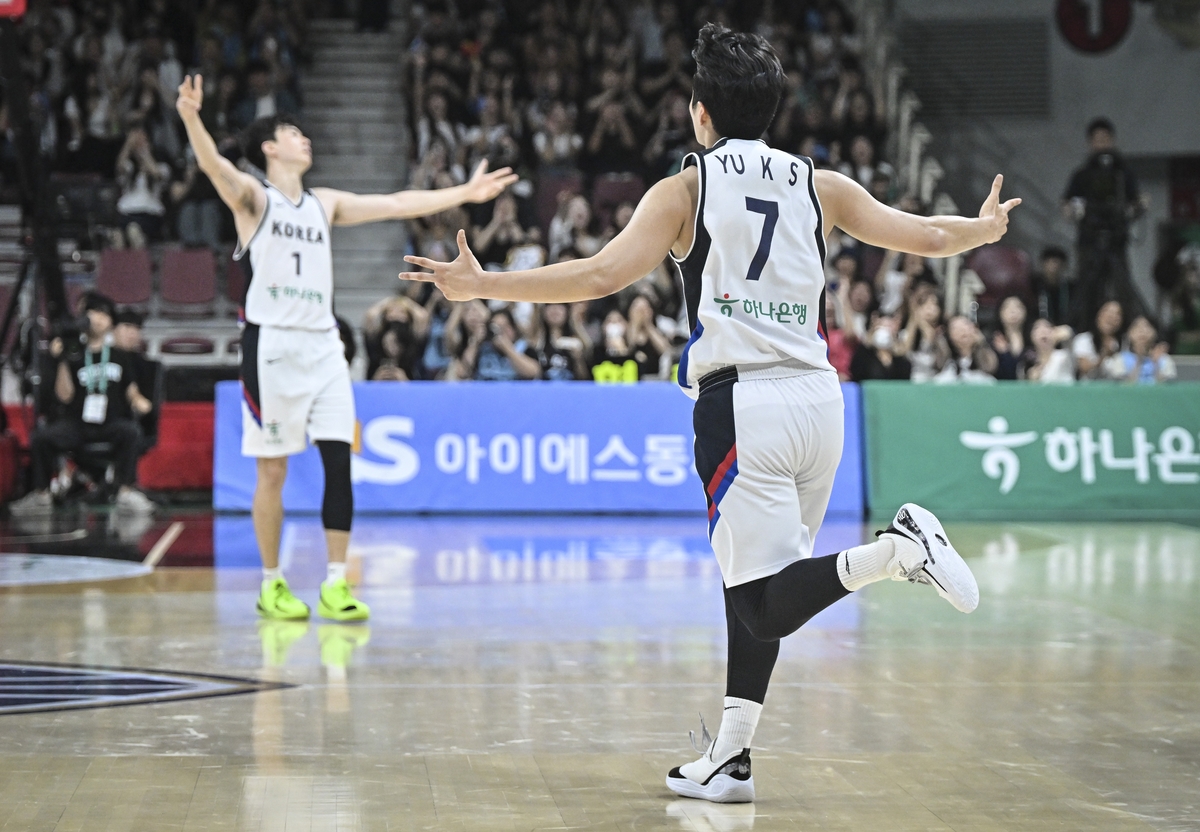 <b>이현중</b>·이정현 <b>더블더블</b>…남자농구, 카타르에 19점 차 대승