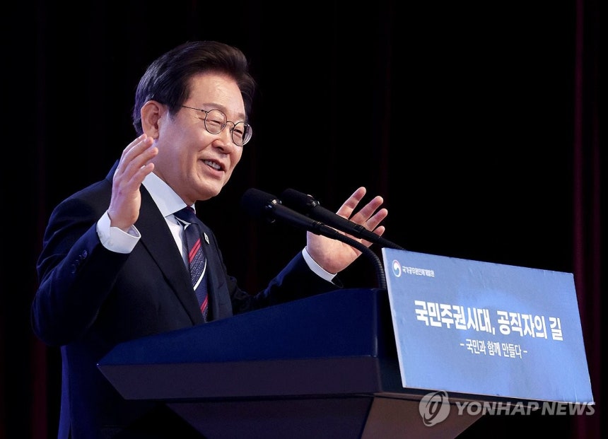 이재명 대통령 (진천=연합뉴스) 한상균 기자 = 이재명 대통령이 14일 충북 진천 국가공무원인재개발원에서 70기 5급 신임관리자과정 교육생들에게 