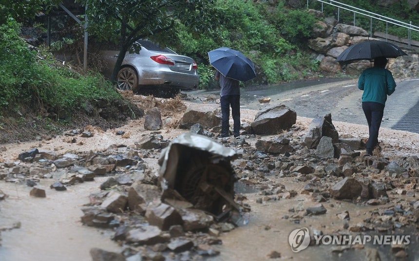 산사태 발생한 민가 (청도=연합뉴스) 윤관식 기자 = 지난 17일 경북 청도군 청도읍 구미리 한 마을에서 산사태가 발생해 있다. 2025.7.17 psik@yna.co.kr