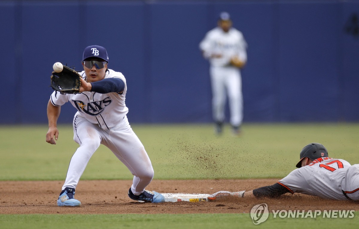 1번 타자 <b>복귀</b>한 <b>이정후</b> 2안타…김하성은 2볼넷에 도루