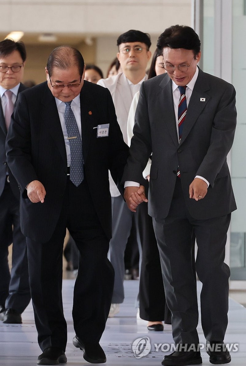 이종찬 <b>광복회장</b> 손잡고 이동하는 <b>김민석</b> 총리