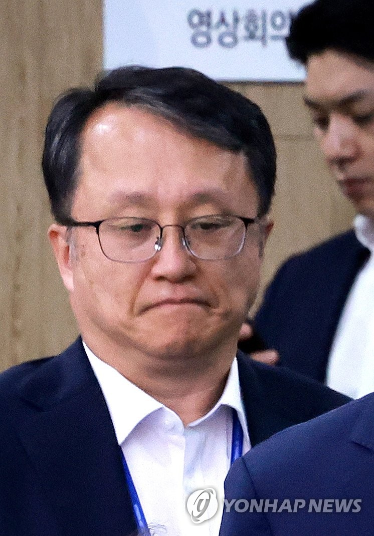 강준욱 대통령실 국민통합비서관 자진 사퇴 (서울=연합뉴스) 홍해인 기자 = 대통령실은 비상계엄을 옹호하는 내용의 책을 대선 직전 출간한 것 등으로  논란이 불거지진 강준욱 대통령실 국민통합비서관이 22일 자진 사퇴했