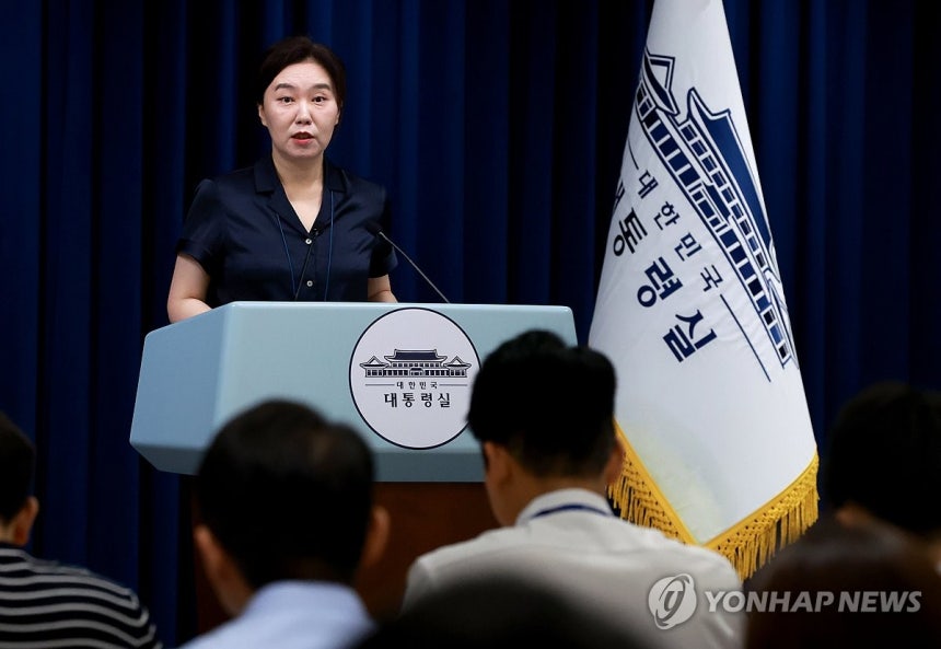 질문에 답하는 강유정 대통령실 대변인 (서울=연합뉴스) 홍해인 기자 = 강유정 대통령실 대변인이 22일 서울 용산 대통령실 청사에서 인사 관련 브리핑 뒤 취재진의 질문에 답하고 있다. 2025.7.22 hihong@