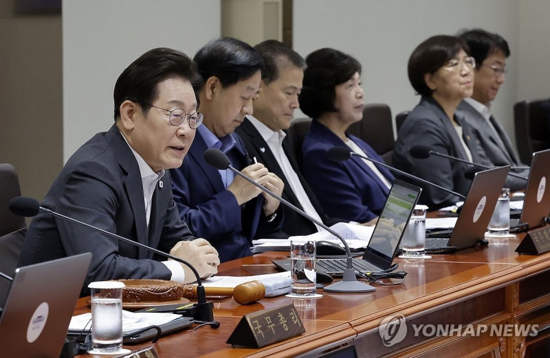 李대통령 "납득 안 되는 <b>해외원조</b>사업 많아" <b>점검</b> 지시