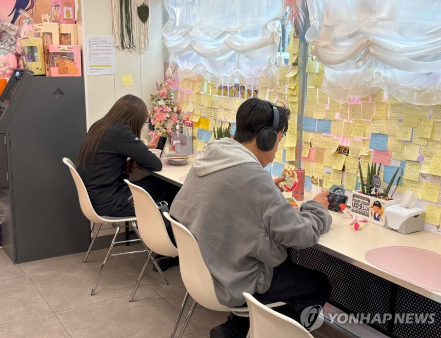 신사동 편의점에서 식사하고 있는 청년들 (서울=연합뉴스) 최혜정 인턴기자 = 지난 18일 서울 강남구 신사동 'CU편의점'에서 청년들이 식사를 하고 있다. 2025.7.23