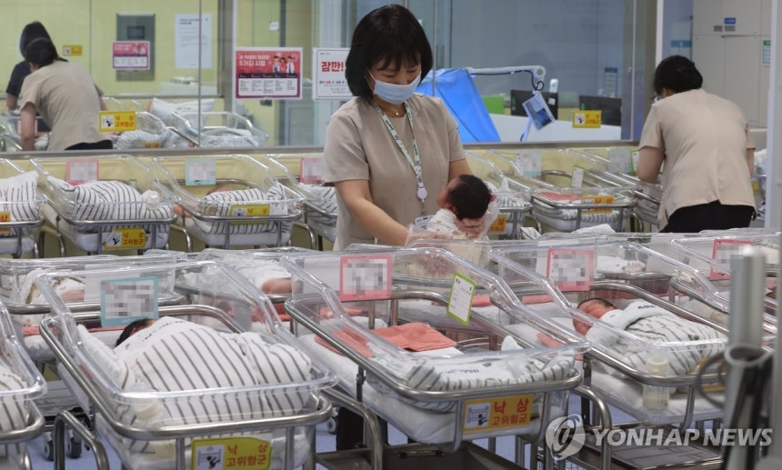 신생아 보살피는 의료진 [연합뉴스 자료사진]
