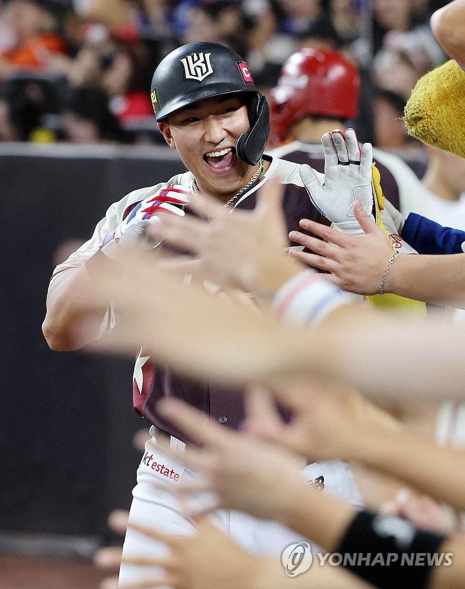 '규격 외 투타 괴물' <b>폰세</b>와 안현민, MVP 경쟁 '점입가경'