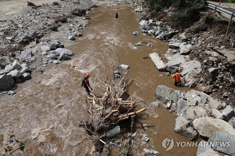 <b>가평</b> 실종자 수색 4일차…김포대교까지 범위 확대