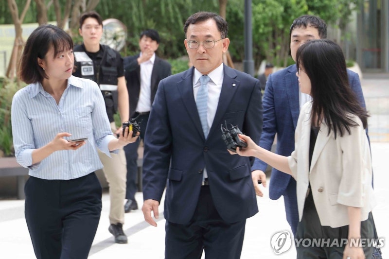 신한銀·경남스틸 <b>김건희특검</b> 출석…'<b>집사</b>게이트' 수사 속도