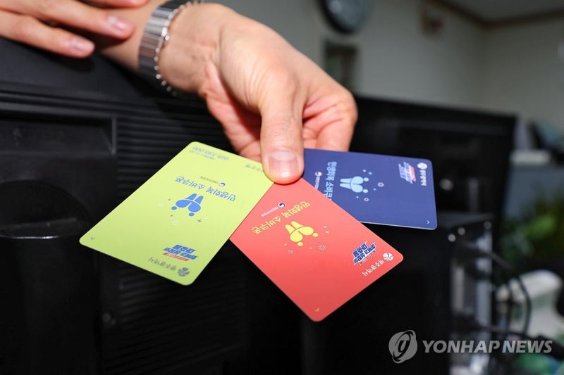 '<b>소비쿠폰</b> 카드 색상 차별' 광주시, <b>스티커</b> 부착 밤샘 <b>작업</b>(종합)