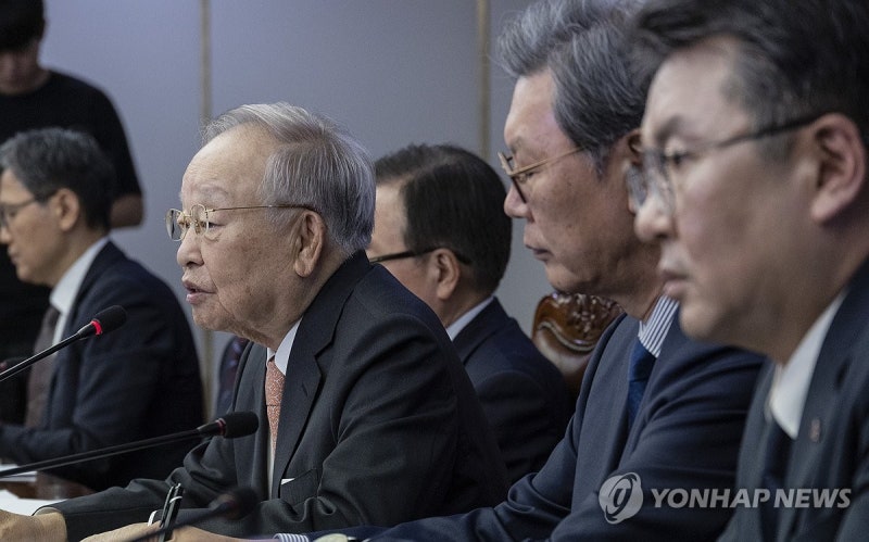 손경식 회장, <b>김영훈</b> 노동<b>장관</b> 접견…"<b>노조법 개정</b> 신중해야"