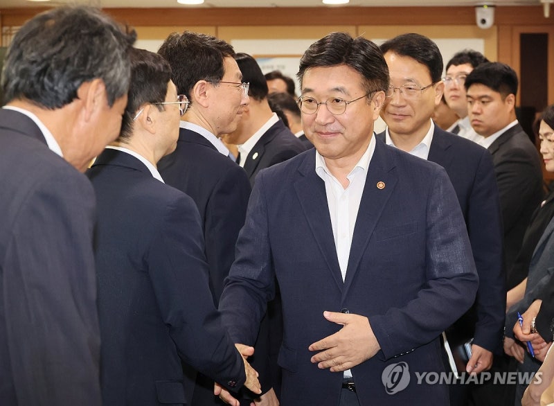 <b>윤호중</b>, <b>소비쿠폰</b> 신청·사용 <b>현장점검</b>…"취약계층 배려" 당부