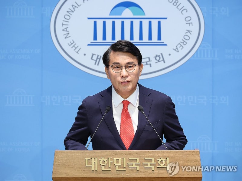 <b>윤상현</b> "<b>전한길</b>과 <b>절연 반대</b>…'너부터 책임져'는 혁신 아니다"