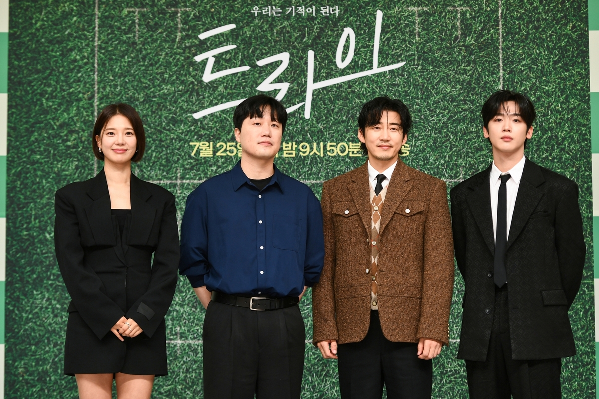 '<b>트라이</b>' <b>윤계상</b> "몸에 절로 힘주게 되는 럭비의 매력 느끼길"