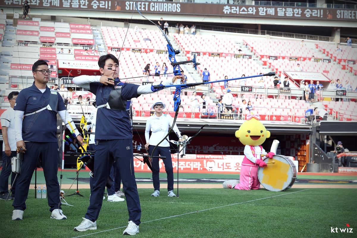 '최강' 한국 <b>양궁</b>, 프로야구 kt 홈구장서 <b>소음 적응훈련</b>