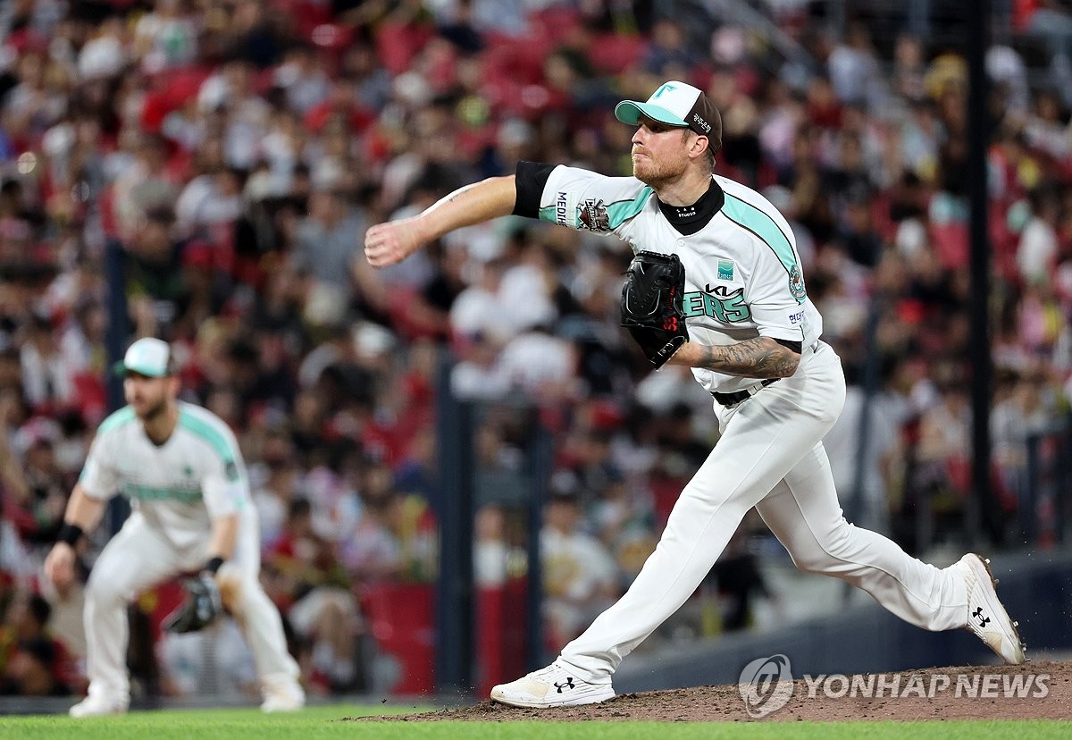 KIA 올러, 첫 불펜 투구…<b>이범호 감독</b> "다음 주 합류 결정"