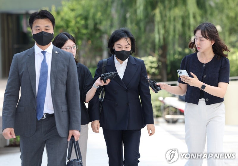 김건희특검, 수행비서 <b>유경옥</b> 前<b>행정관 소환</b>…건진·샤넬백 추궁
