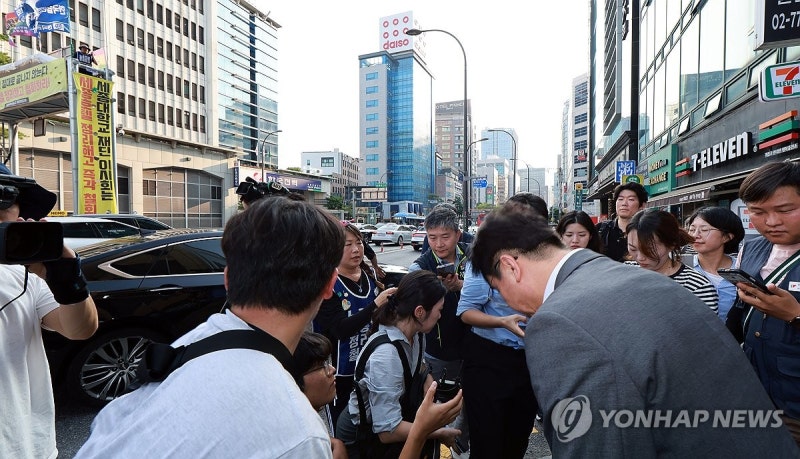 <b>고공농성</b> 노동자 만난 김영훈 장관
