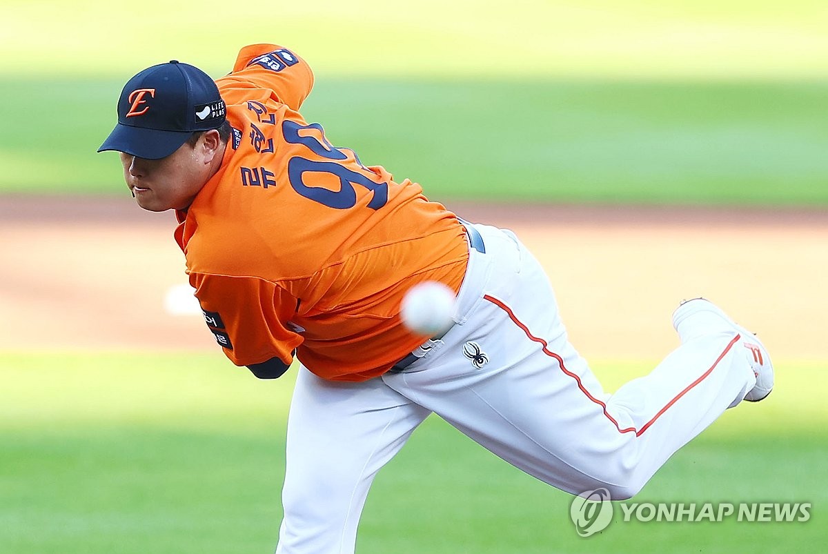 역투하는 <b>류현진</b>, '<b>김광현</b>과 <b>맞대결</b>'