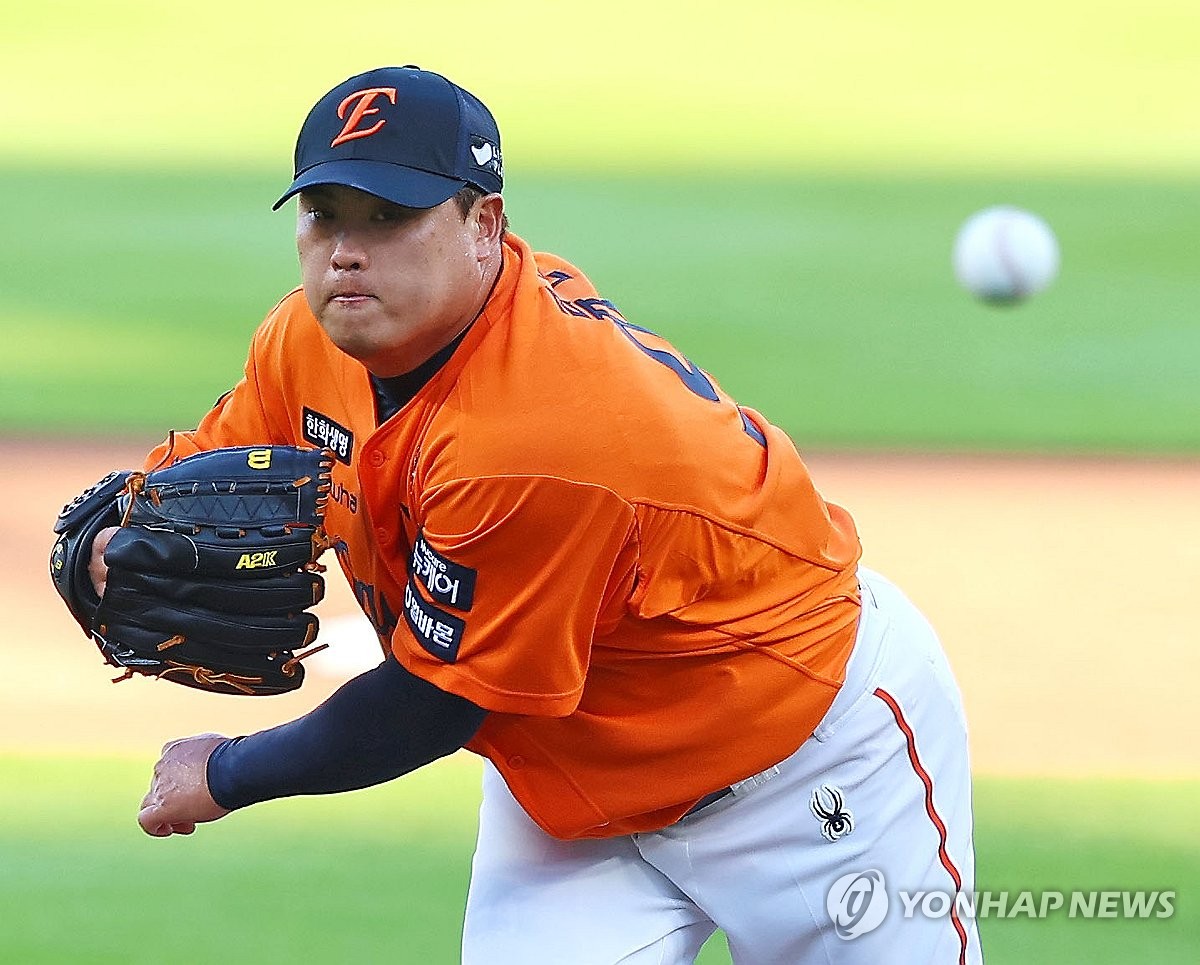 역투하는 <b>류현진</b>, '<b>김광현</b>과 <b>맞대결</b>'