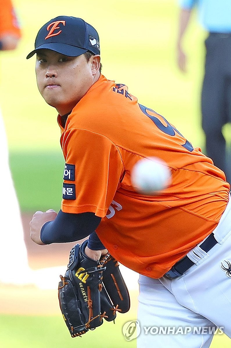 역투하는 <b>류현진</b>, '<b>김광현</b>과 <b>맞대결</b>'